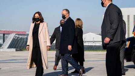 La vicepresidenta estadounidense y el primer caballero Doug Emhoff llegan al aeropuerto de París-Orly en Orly, cerca de París.