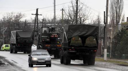 Los vehículos militares rusos se mueven en una carretera en la región de Rostov, en el sur de Rusia.