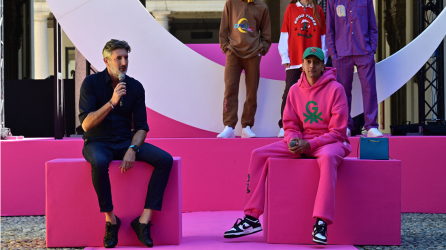 El CEO de Benetton’s , Massimo Renon habla con los periodistas asistentes a la conferencia de prensa para presentar la colección cápsula United Colors of Ghali, elaborada por el músico italiano Amdouni Ghali, mejor conocido como Ghali, durante el Milan Fashion Week
