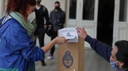 Una mujer emite su voto en un colegio electoral durante las elecciones legislativas primarias en Buenos Aires.
