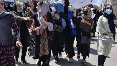 Las mujeres afganas gritan consignas durante una manifestación de protesta contra Pakistán.