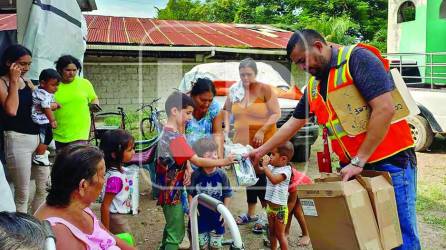 En Villanueva, 12 colonias siguen afectadas por las inundaciones, mientras las autoridades los asisten y siguen con el estado de emergencia por la vulnerabilidad que hay ante los pronósticos de más lluvias en Honduras. FOTOS Melvin Cubas.