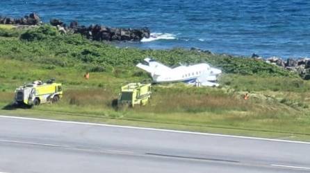 Socorristas llegaron al lugar para atender a los ocupantes de la avioneta.