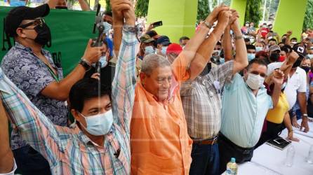 Autoridades de la Alcaldía de Choloma y líderes sindicales aplaudieron el acuerdo final.