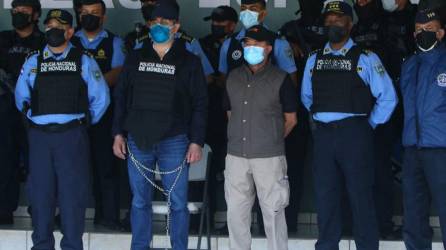 El expresidente hondureño Juan Orlando Hernández se ve esposado en la sede de la Policía de Honduras, luego de recibir una orden de extradición de los Estados Unidos.