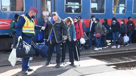 Los refugiados que llegan de Ucrania se bajan de un tren en la ciudad fronteriza húngaro-ucraniana de Zahony.