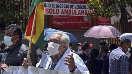 Ciudadanos protestan contra el presidente boliviano Luis Arce y una nueva ley en debate en el parlamento que alegan permitiría al gobierno investigar los bienes de cualquiera sin orden judicial.