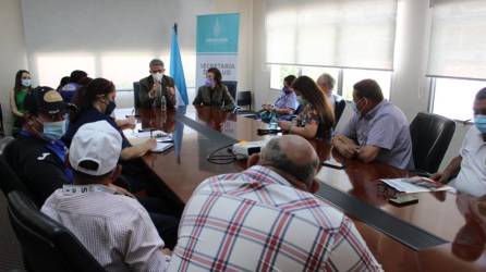 Reunión sostenida entre el secretario de Salud y representantes de los diferentes gremios.