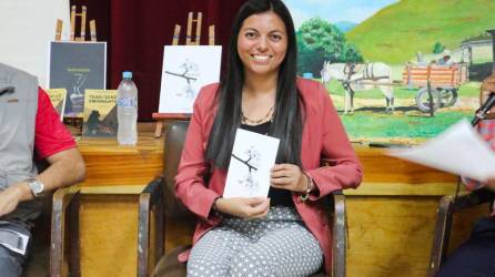 Dania Euceda presentando su libro en la Casa de la Cultura, de El Progreso, Yoro.