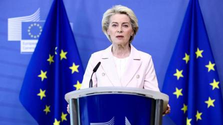 La presidenta de la Comisión Europea, Ursula von der Leyen, hace una declaración en Bruselas luego de la decisión del gigante energético ruso Gazprom de detener los envíos de gas a Polonia y Bulgaria.