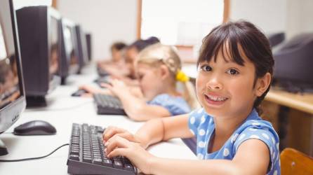 Es importante desarrollar el interés y la motivación en los niños, niñas y adolescentes en la educación digital, y la seguridad en línea como parte de su formación.