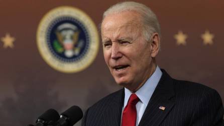 El presidente Joe Biden habla durante un evento en el Auditorio de South Court en el Edificio de Oficinas Ejecutivas de Eisenhower.