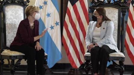 La embajadora estadounidense dialogando con la presidenta Xiomara Castro.