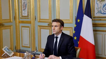 El presidente francés Emmanuel Macron participa en una videoconferencia de los líderes del G7 sobre Ucrania en el Palacio del Elíseo en París.