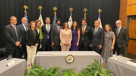 Vicepresidenta de EEUU, Kamala Harris, junto a representantes de las 10 empresas y organizaciones que se convierten en miembros del Partnership for Central America.