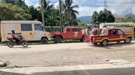 Miembros del cuerpo de Bomberos acuden al lugar del hecho.