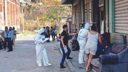Forenses y miembros de la Policía custodiando la escena de una masacre registradas en abril de 2023 en un hotel abandonado de Comayagüela.