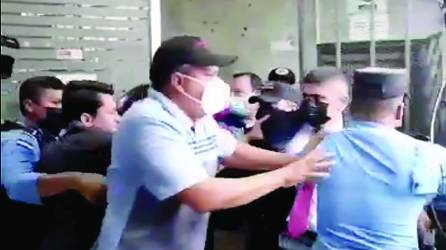 Hasta las oficinas de la Secretaría de Salud en Tegucigalpa llegaron militantes del Partido Libertad y Refundación (Libre) para ayudar a salir al diputado Fabricio Sandoval.