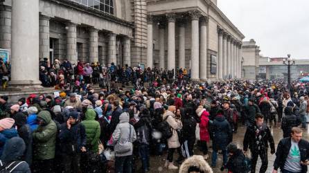 La gente intenta conseguir un tren de evacuación en la estación de tren ante ataques rusos.
