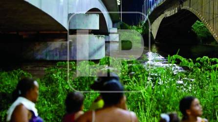 Crecida del río Ulúa causa destrozos en puente y cultivos