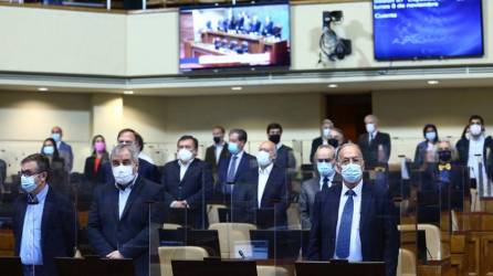 Diputados participan en una sesión para votar sobre la aprobación de la acusación constitucional contra el presidente Sebastián Piñera.