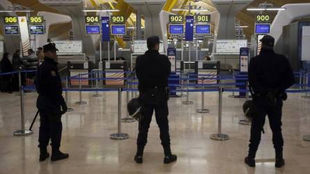 Oficiales de policía vigilan una terminal en el aeropuerto de Madrid.