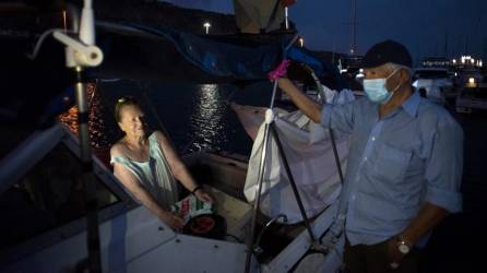 Margaretha y Luis, de 80 y 90 años, esperan en su barco donde se han asentado tras huir de su casa tras la erupción del volcán Cumbre Vieja hace dos semanas.