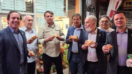 Bolsonaro y sus ministros comieron pizza en una acera de Nueva York tras no poder ingresar a un restaurante por no contar con su pasaporte sanitario.