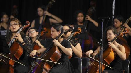 Integrantes de la Orquesta Mesoamericana de Mujeres (OMM), participan durante una presentación el 14 de junio de 2023 en el Teatro Nacional Manuel Bonilla de Tegucigalpa (Honduras).