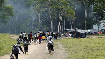 Migrantes haitianos cargan sus pertenencias, en una fotografía de archivo. EFE