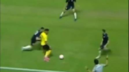 Video: Luis Palma dejó en ridículo a rival en amistoso internacional