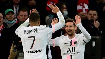 Leo Messi celebró su gol junto a Kylian Mbappé.