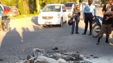 Tras el fuerte impacto la motocicleta se incendió calcinando el cuerpo del motociclista al instante.