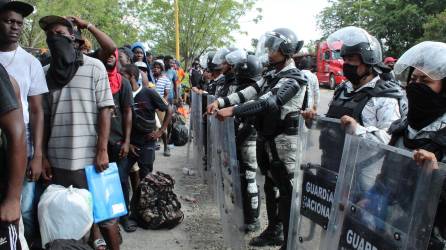 Migrantes haitianos y centroamericanos realizan bloqueos en Chiapas para presionar a autoridades migratorias.