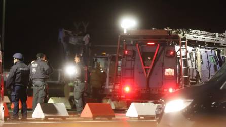 Agentes de la Policía en la pista del aeropuerto de Hamburgo para detener al hombre que cruzó la barrera.