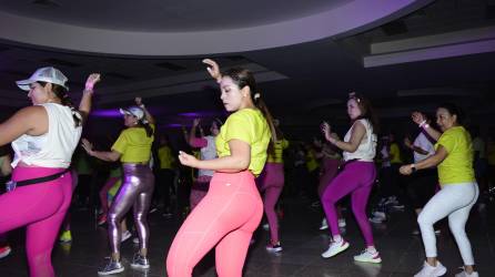 Por décima ocasión se ha llevado a cabo el Zumbathon Pink Dance4life 2023, un evento que se realiza con la misión de recaudar fondos para el tratamiento de pacientes con cáncer de mama que son atendidas por Fundación Cepudo, a través de su programa Listones de Amor, el cual preside Jacqueline Babún. Centenares de personas llegaron desde temprano para bailar al ritmo de diferentes géneros musicales, bajo la dirección de artistas internacionales como Adriano Sosa, Jeimy Bueno y Adrián Porras.