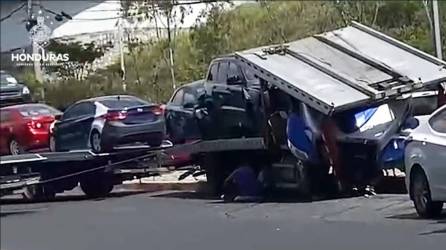 Video: Rastra que transportaba carros se estrella contra puente en Tegucigalpa