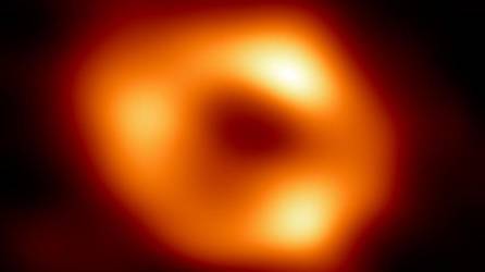 La histórica imagen desvelada hoy se suma a la que se publicó hace poco más de tres años por parte del mismo equipo internacional de científicos de un agujero negro supermasivo. Fotografía: EFE / EHT