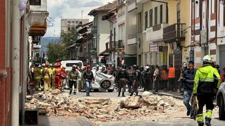 Fotografía de los daños ocasionados por el sismo de magnitud 6,5 en la escala abierta de Richter en la ciudad de Cuenca (Ecuador).