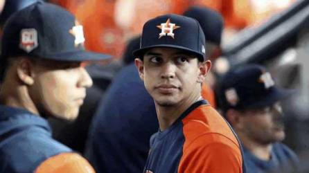 Periodistas y aficionados han exigido minutos para el hondureño Mauricio Dubón en la Serie Mundial donde los Astros de Houston se enfrentan a los Phillies de Filadelfia.