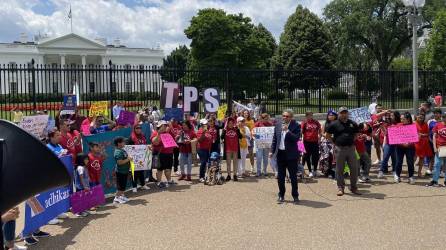 Activistas y familiares de beneficiados con el TPS piden a Biden cumplir su promesa de una reforma migratoria en EEUU.