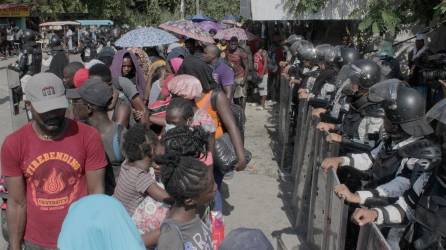 Migrantes centroamericanos y haitianos frente a un retén de la Guardia Nacional en México.
