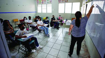 Un maestro puede ganar desde L12,800 hasta L40,000 mensuales, dependiendo los años de servicio en el sistema educativo.