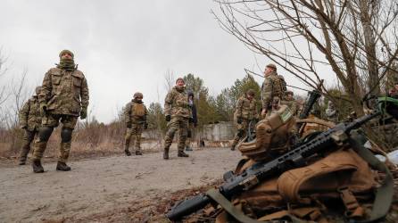 Reservistas de Ucrania en maniobras militares cerca de Kiev. EFE/EPA/SERGEY DOLZHENKO