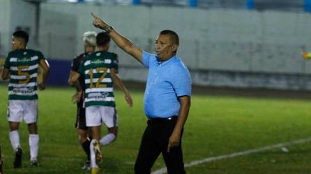 José Humberto Rivera dando instrucciones durante la final de vuelta que finalizó empatada 4-4 entre Independiente y Juticalpa. Los canecheros son campeones con global de 6-4.