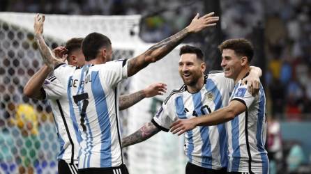 Lionel Messi y Julián Álvarez, los goleadores de Argentina para el triunfo sobre Australia en octavos de final del Mundial de Qatar 2022.