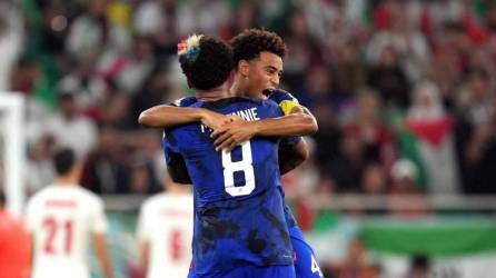 Weston McKennie y Tyler Adams celebran el gol de Christian Pulisic que le dio a Estados Unidos el boleto a octavos de final del Mundial de Qatar 2022.