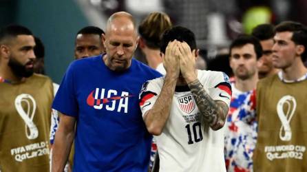 Las imágenes de la tristeza de los jugadores de Estados Unidos por la eliminación en el Mundial de Qatar 2022 y como celebraron los de Países Bajos por clasificar a cuartos de final.