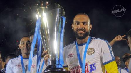 Edrick Menjívar posando con la Copa 35 del Olimpia.