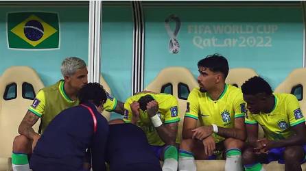 Neymar terminó llorando en el banquillo tras salir del campo por lesón.